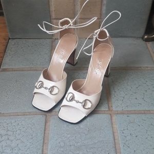 Vintage Gucci patent leather sandals 8B